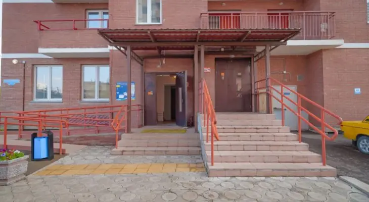ЖК Панорама лестница у подъезда